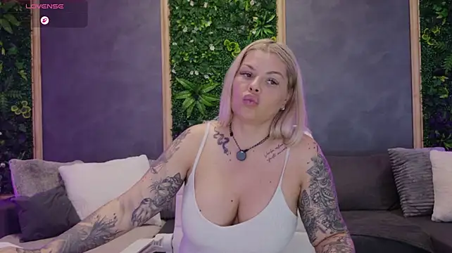 Issa_Jo webcam