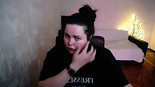 Emily_Mo live cam on StripChat