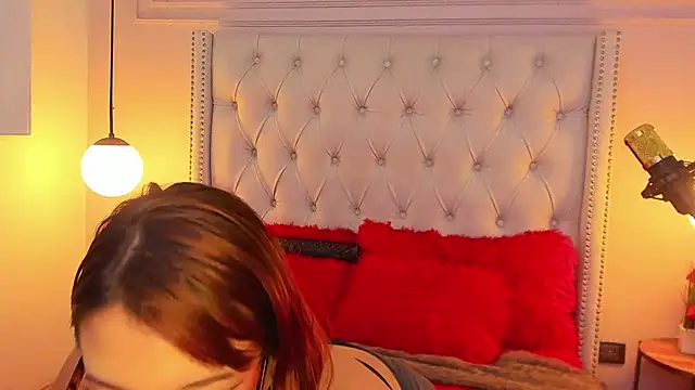 MillyHotsoon webcam