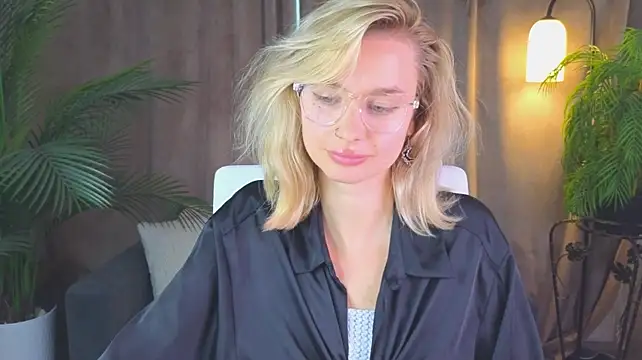 NoraMoreau live cam on StripChat