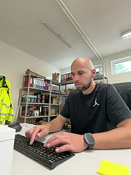 oliver_outside (Ask my age) - Naked outside completely