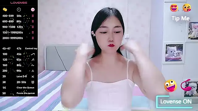 Elvira_baby live cam on StripChat