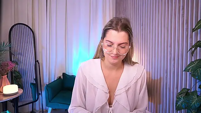 LucreciaStorm webcam