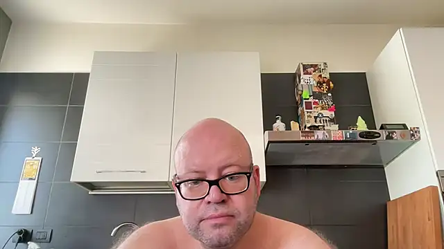 theitalianbear live cam on StripChat