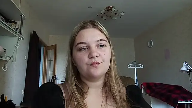 TypicalWoman webcam