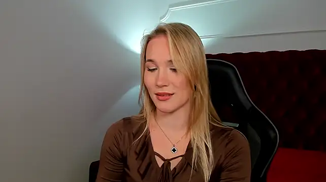ElaraVoltage live cam on StripChat