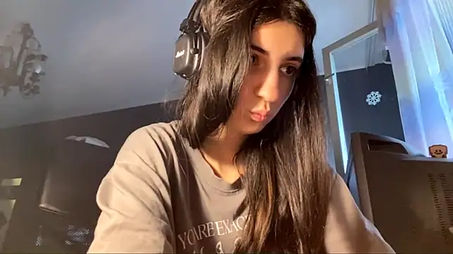 MindaHallmon live cam on StripChat