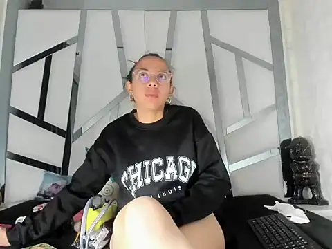 Lunahot67 live cam on StripChat