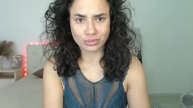 RoxannePure live cam on StripChat