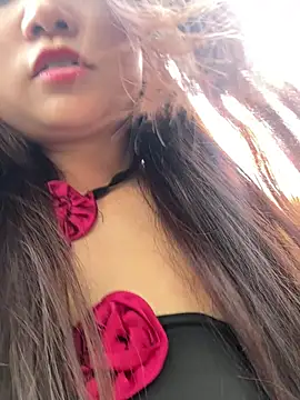 luna-sisi live cam on StripChat