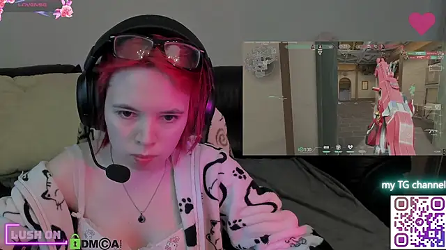 LinneaChan live cam on StripChat