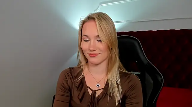 ElaraVoltage live cam on StripChat