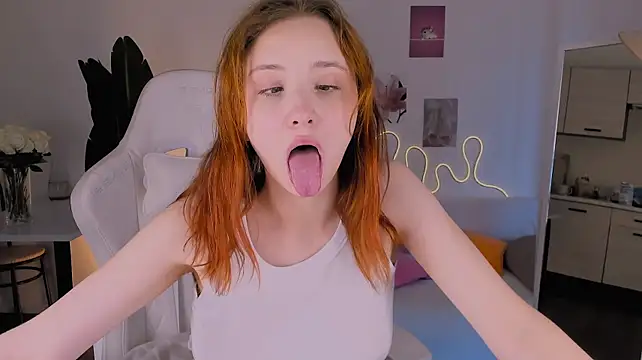 LittlePeach007 webcam