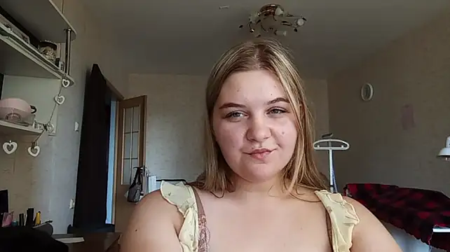 TypicalWoman webcam