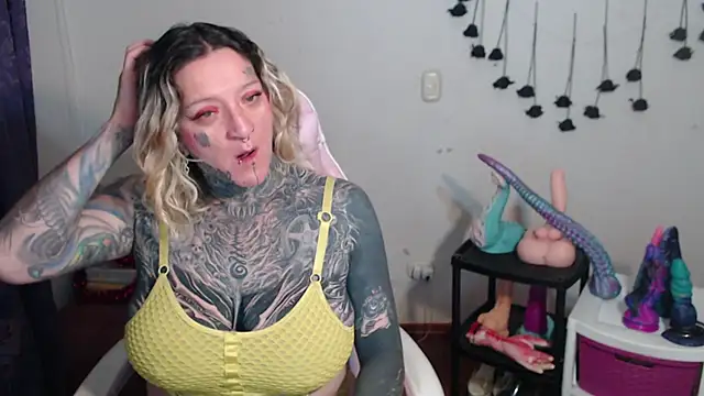 SLOPPYTITSS live cam on StripChat