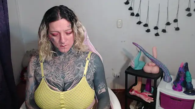 SLOPPYTITSS live cam on StripChat