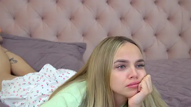AnitaVenture live cam on StripChat