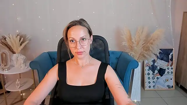 Charlotte_Hudson live cam on StripChat