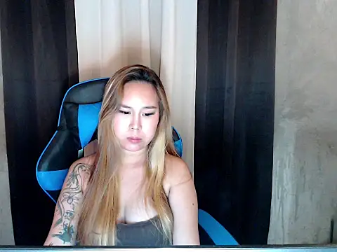 Orphankitten7 live cam on StripChat