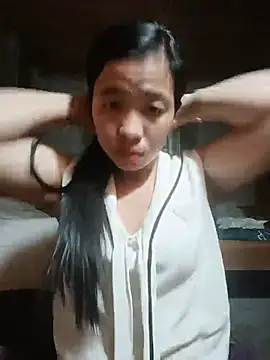 Huyen-anh live cam on StripChat
