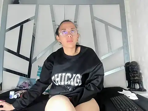 Lunahot67 live cam on StripChat