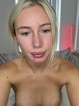 SexySaraxxoo live cam on StripChat
