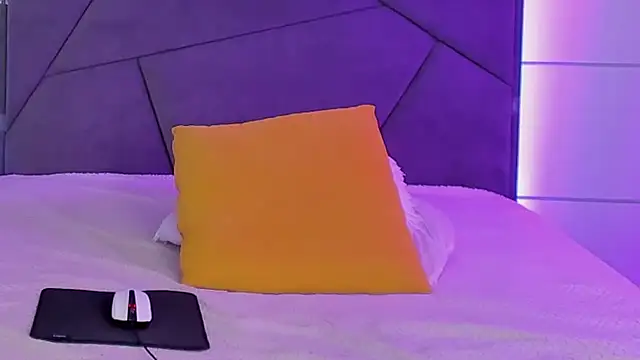 HollyTailors webcam