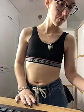 MartiniiSelenna live cam on StripChat
