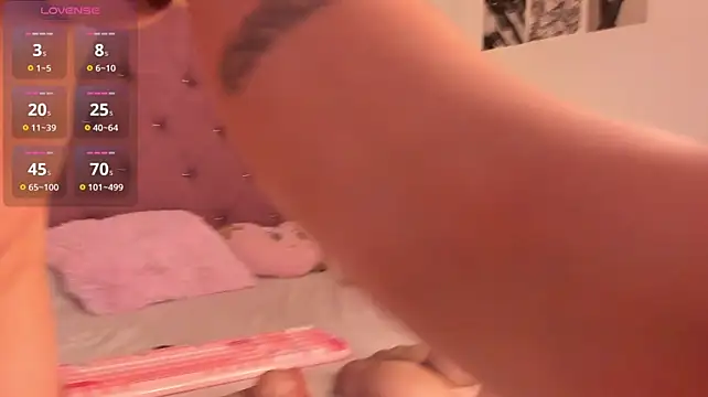 charlotte-Love09 live cam on StripChat