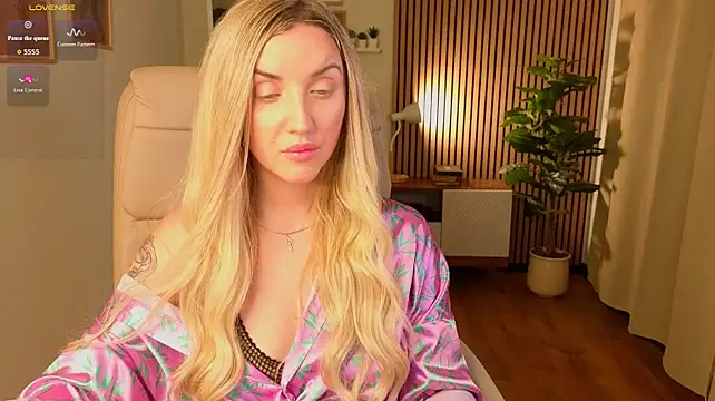 White_F0x live cam on StripChat