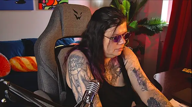 CharliBlackwood live cam on StripChat