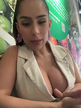mau_white (F milf) - Show a tit flash in public