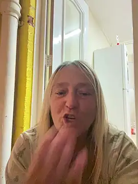 Blondnboujee53 webcam