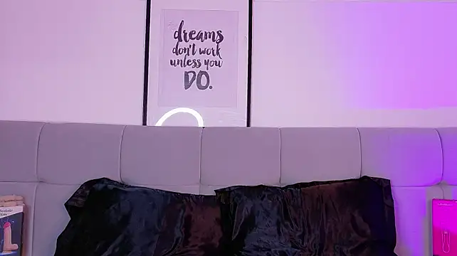 Nicolee_Saint webcam