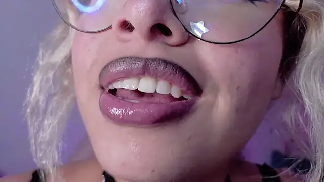 Haelycute live cam on StripChat