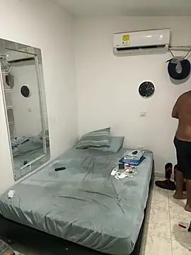 bigdick211292 live cam on StripChat