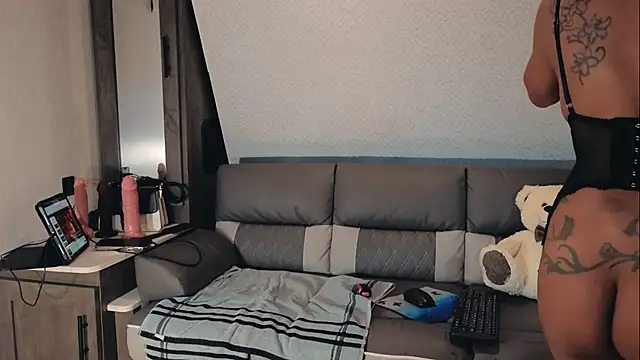 Hotbeebee webcam