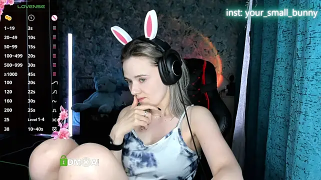Your_small_bunny live cam on StripChat