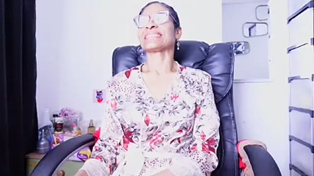 Aries_Mature webcam