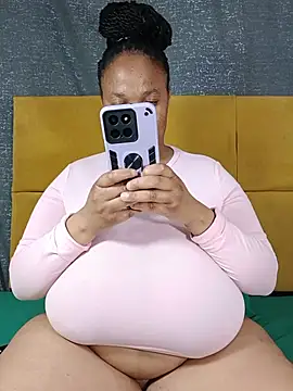 HugeTitisxx webcam