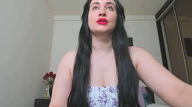 GoldenLunaa live cam on StripChat