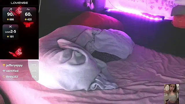 Blondiewithanass webcam
