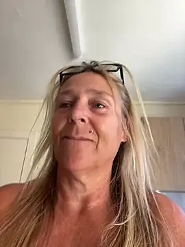 Blondnboujee53