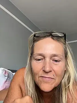 Blondnboujee53 webcam