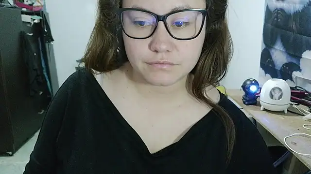 curly_greeneyed webcam