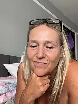 Blondnboujee53 live cam on StripChat