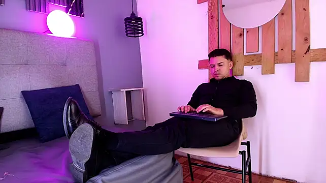 Hey_Noaah live cam on StripChat