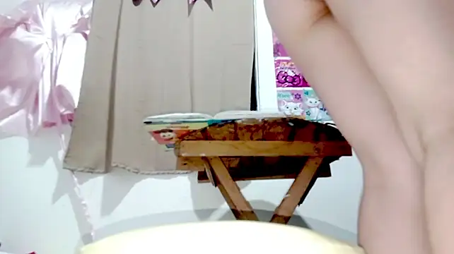 PetiteIvoryQueen19 live cam on StripChat