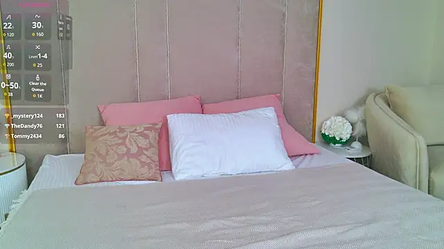 Luna_Cortier live cam on StripChat