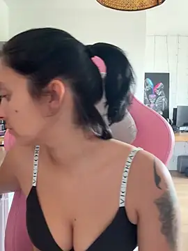 LaPetiteKim live cam on StripChat